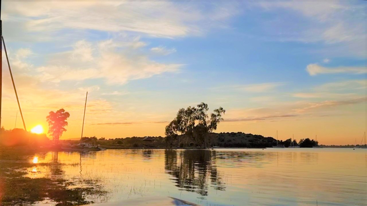 Sunrise Ambience🌄Relax at the Vaal Dam Yacht Club at dawn and watch the beautiful sunrise on a new day